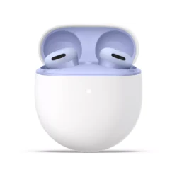 Google Pixel Buds 2a Iris, un écouteur en gros plan dans l'oreille et le boîtier ouvert.