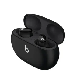 2671-beats-studio-buds-auriculares-bluetooth-negros-comprar Les Beats Studio Buds Noirs en utilisation, montrant leur stabilité et leur discrétion dans l'oreille.