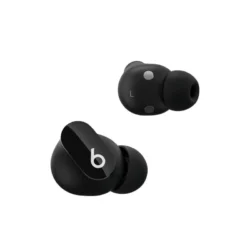 493-beats-studio-buds-auriculares-bluetooth-negros-especificaciones Vue des Beats Studio Buds et de leur boîtier ouvert sur un fond coloré.