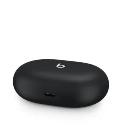 5913-beats-studio-buds-auriculares-bluetooth-negros-caracteristicas Les Beats Studio Buds Noirs et leur boîtier en vue d'ensemble, avec le boîtier fermé.