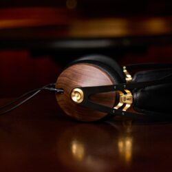 Gros plan sur le connecteur jack 3.5mm sur la coque en bois du casque Meze 99 Classics V2