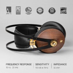 Tous les accessoires inclus avec le casque Meze 99 Classics 2e Génération : étui, câbles, adaptateur et dongle USB-C
