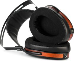 71arN9LUhSL._AC_SL1500_ Le HIFIMAN ARYA posé sur un support, montrant les oreillettes asymétriques.