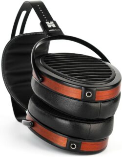 71cmKOLTmkL._AC_SL1500_ Gros plan sur l'arceau du HIFIMAN ARYA et le logo HIFIMAN.