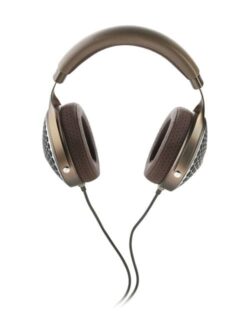Le Focal Clear MG posé dans sa mallette de transport rigide premium.