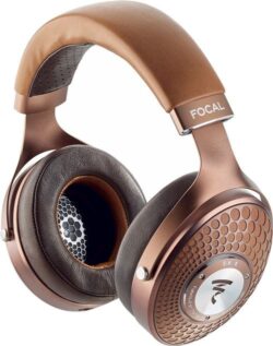 Casque Focal Stellia et ses câbles (jack 3.5mm et XLR symétrique) dans sa valise de transport rigide.