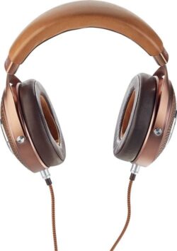 Casque Focal Stellia de profil, mettant en évidence la structure en aluminium anodisé et le cuir moka.