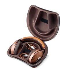 Casque Focal Stellia posé, montrant les coques fermées et la couleur cognac et moka.