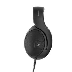 Casque-arceau-filaire-Sennheiser-HD-560S-Noir (1) Vue latérale du Sennheiser HD 560S, mettant en évidence la grille des coques ouvertes et le confort des coussinets velours.