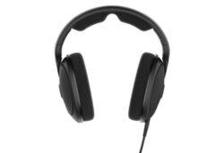 Casque-arceau-filaire-Sennheiser-HD-560S-Noir (2) Détail d'un coussinet en velours du casque Sennheiser HD 560S, illustrant le confort circum-auriculaire.