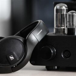 Casque-arceau-filaire-Sennheiser-HD-560S-Noir (4) Packaging du casque audiophile Sennheiser HD 560S, design sobre et noir.