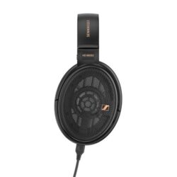 Casque-audio-arceau-circum-aural-avec-fil-Sennheiser-HD-660S2-Noir (1) Détail des connecteurs de câble sur le Sennheiser HD 660S2, montrant le câble symétrique 4,4 mm et le câble 6,35 mm.