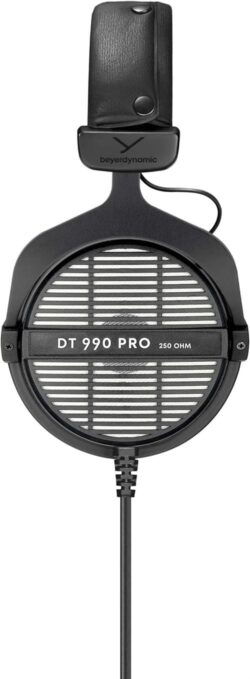 Vue latérale du Beyerdynamic DT 990 PRO, mettant en évidence le câble spiralé de 3 mètres et la grille ouverte de la coque.