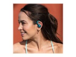 Ecouteur-JLab-Go-Air-Sport-B09RG6XS-Sans-fil-Bluetooth-Intra-Auriculaire-Son-Personnalise-EQ3-Bleu-Sarcelle (3) Le boîtier de charge du JLab Go Air Sport, détaillant le câble de charge USB-C intégré.