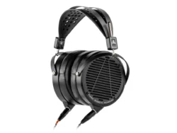 audeze-lcd-x-etui-standard-xlr-4-broches-1-9-m-adaptateur-xlr-4-broches-vers-jack-6-35-mm Vue des matériaux premium et de la construction de l'oreillette.