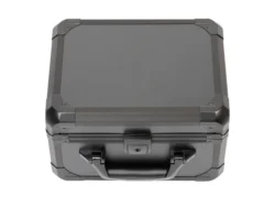 audeze-lcd-x-etui-standard-xlr-4-broches-1-9-m-adaptateur-xlr-4-broches-vers-jack-6-35-mm_122ce02c-8764-4bac-bf1e-4b48fe7d0ae1 Vue latérale de l'Audeze LCD-X, montrant les grilles planaires et l'arceau de suspension.