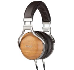 denon-ah-d9200-casque-audio-hifi-ferme (1) Gros plan sur la coque en bambou du Denon AH-D9200 avec le logo Denon gravé.