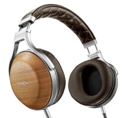 denon-ah-d9200-casque-audio-hifi-ferme (2) Denon AH-D9200 posé, mettant en évidence la texture du bois et le cuir véritable des coussinets.