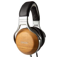 denon-ah-d9200-casque-audio-hifi-ferme Casque Denon AH-D9200 de profil, montrant les coques en bambou japonais et l'arceau en cuir.