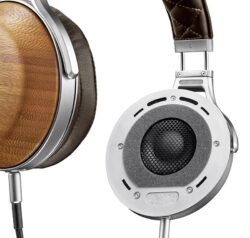 denon-ah-d9200-casque-audio-hifi-ferme (5) Vue du confort des coussinets en mousse mémoire 3D du Denon AH-D9200.