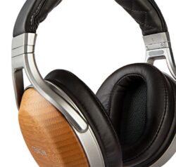 denon-ah-d9200-casque-audio-hifi-ferme (6) Denon AH-D9200 porté de côté, illustrant son design et sa taille.