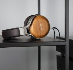 denon-ah-d9200-casque-audio-hifi-ferme (7) Accessoires du Denon AH-D9200 : câbles, adaptateur et chiffon de nettoyage.