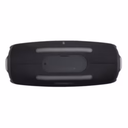0199e6e4-d948-7e5b-9641-6453b54d7385 La JBL Boombox 4 utilisée en extérieur près d'une piscine pour illustrer son étanchéité.