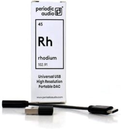 Le DAC Periodic Audio Rhodium à côté d'une pièce de monnaie pour illustrer sa taille minimale.