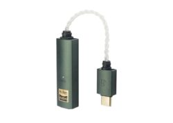 41uibUxcb1L._SL1500_ Gros plan sur l'indicateur LED du iFi GO link Max, changeant de couleur selon le format audio.