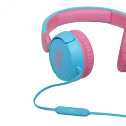 4784-jbl-jr310-auriculares-supraaurales-para-ninos-azul-rosa-especificaciones Un enfant portant le casque JBL Jr310, illustrant l'ajustement du modèle supra-auriculaire aux jeunes utilisateurs.