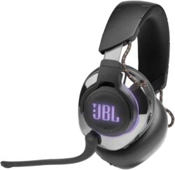 51Hsh4KdThL._AC_SL1500_ Gros plan sur le logo JBL et l'éclairage RGB dynamique sur l'oreillette du casque Quantum 810.