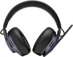 51IjMbz4W0L._AC_SL1500_ Illustration de l'utilisation du casque JBL Quantum 810 en mode 'Play & Charge' sur PC.