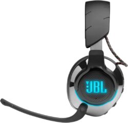 51gK7huKssL._AC_SL1500_ Le casque JBL Quantum 810 posé sur un support, mettant en évidence son design massif et ses coussinets épais.