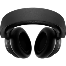 5707119048187_h_o_l_0 Vue rapprochée de l'oreillette du casque SteelSeries Arctis Nova Elite, avec le micro rétractable et le GameHub en arrière-plan.