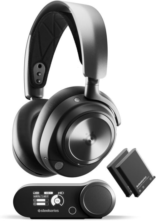 Casque SteelSeries Arctis Nova Pro Wireless couleur noire posé à côté de sa base DAC/Hub avec écran OLED. Solution audio multi-plateforme.