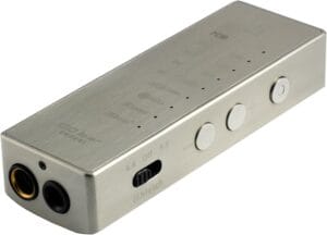 iFi GO Blu DAC/Ampli Bluetooth portable, vue de face avec la prise jack 3.5mm et la molette de volume.