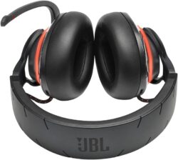 61rphuL8Y5L._AC_SL1500_ Le JBL Quantum 810 montré avec son dongle USB-C et les câbles d'accessoires (charge et jack 3.5mm).