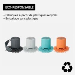 La Sony SRS-XB100 accrochée à un sac à dos grâce à sa sangle amovible.