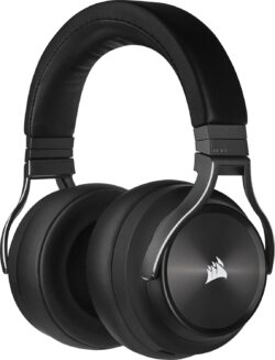 71U2+dIlCqS._AC_SL1500_ Vue du casque Corsair Virtuoso XT en situation de jeu sur PC, connecté sans fil via le dongle 2.4 GHz.