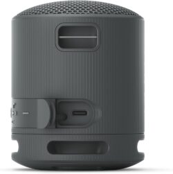 L'enceinte Sony XB100 utilisée au bord d'une piscine pour illustrer l'étanchéité IP67.