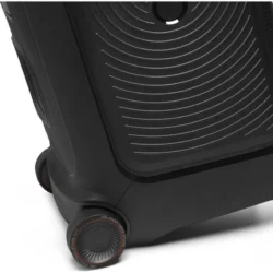 7286-jbl-partybox-stage-320-altavoz-torre-inalambrico-portatil-con-karaoke-240w-negro-review Ambiance festive en extérieur avec la JBL PartyBox Stage 320 allumée.