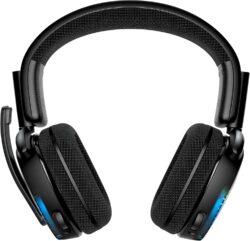 814hOPFbsXS._AC_SL1500_ Casque ROCCAT Syn Pro Air sur un bureau, montrant la légèreté du design et l'arceau réglable.