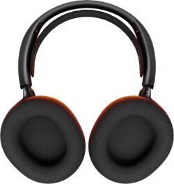 Détail de la molette de volume et des commandes sur l'oreillette du SteelSeries Nova 7, incluant le bouton d'activation Bluetooth.