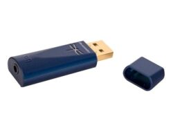 Le DAC Audioquest DragonFly Cobalt connecté à un smartphone pour une écoute nomade haute fidélité.