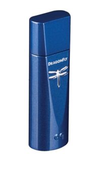Ampli-DAC-casques-Audioquest-Dragonfly-Cobalt DAC Audioquest DragonFly Cobalt bleu connecté au port USB affichant la LED d'état.