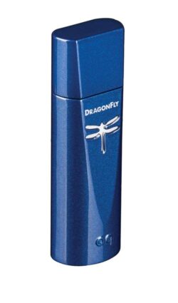 DAC Audioquest DragonFly Cobalt bleu connecté au port USB affichant la LED d'état.
