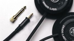 Vue du câble tressé à 4 conducteurs et de la prise jack du Grado SR60x.