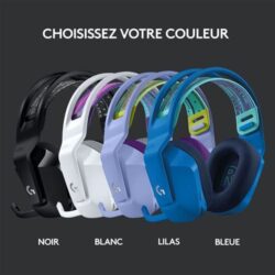 Logitech G733 blanc avec arceau suspendu et coussinets en tissu, posé sur un bureau de jeu.