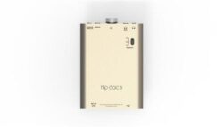 iFi hip-dac 3 DAC/Ampli portable, vue de face avec les deux sorties casque 3.5 et 4.4 mm.