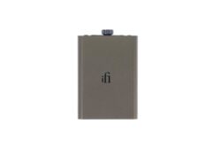 Gros plan sur la finition en aluminium titane mat du boîtier iFi hip-dac 3.